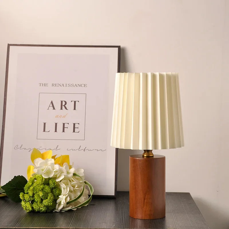 Abajur Luminária de Mesa Base de Madeira 3 Temperaturas LED para Quarto e Sala Madeira Marrom detalhe cúpula plissada - Vittara Decor