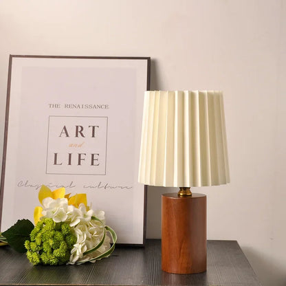 Abajur Luminária de Mesa Base de Madeira 3 Temperaturas LED para Quarto e Sala Madeira Marrom detalhe cúpula plissada - Vittara Decor