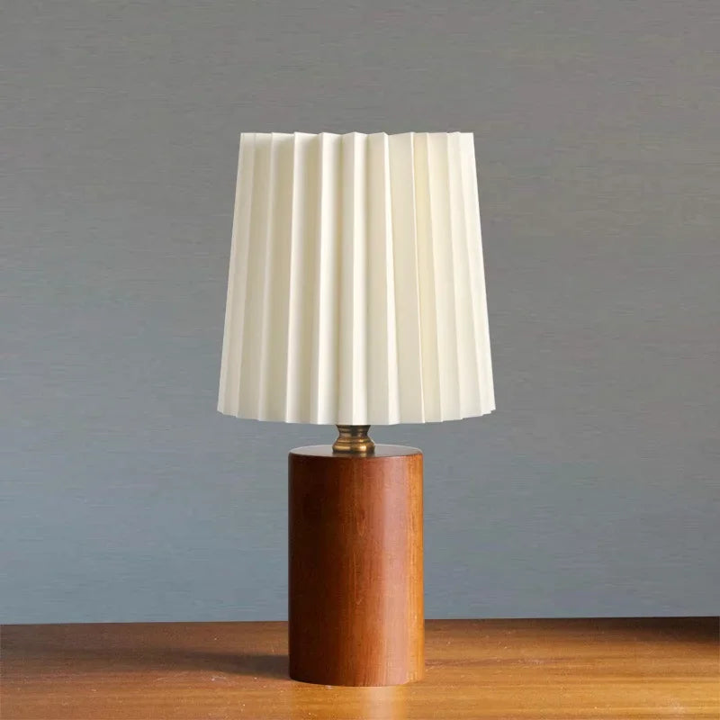 Abajur Luminária de Mesa Base de Madeira 3 Temperaturas LED para Quarto e Sala Madeira Marrom fundo neutro foto produto - Vittara Decor