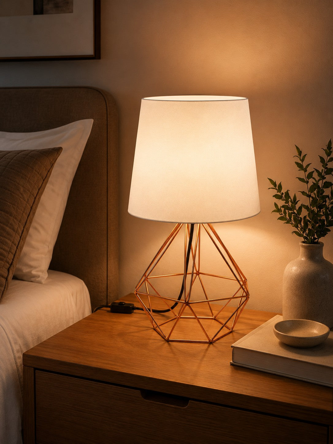 Abajur de cúpula branca aceso no criado-mudo com luz difusa - Vittara Decor
