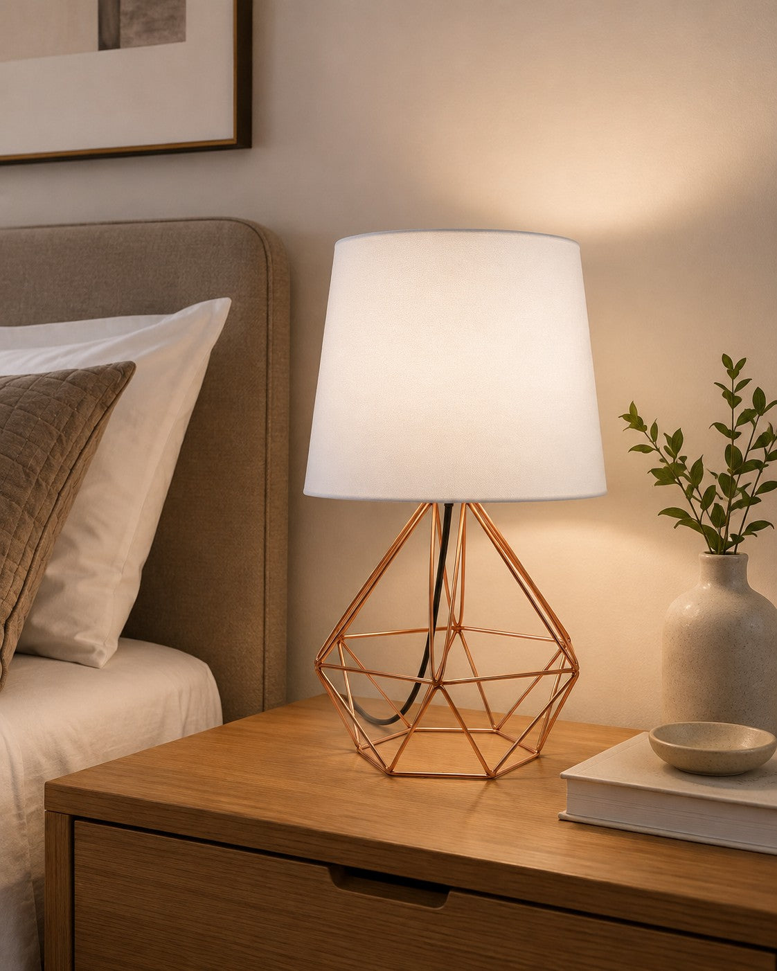Abajur com cúpula branca aceso na mesa de cabeceira do quarto - Vittara Decor