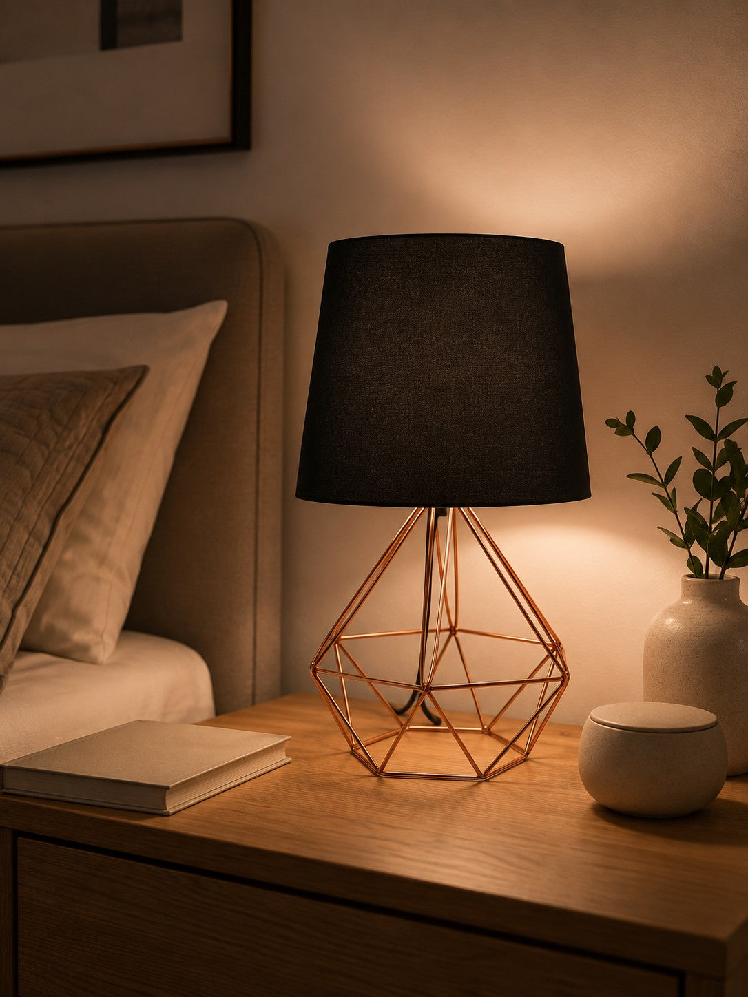 Abajur de cúpula preta aceso no criado-mudo ao lado da cama - Vittara Decor