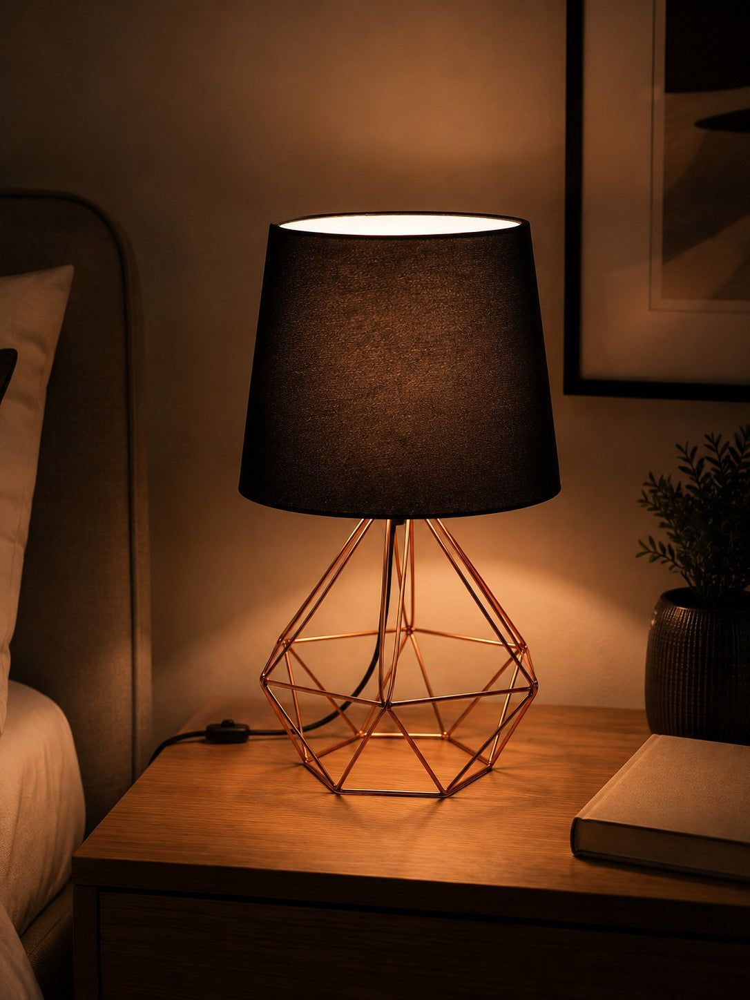 Abajur aramado aceso projetando luz quente na parede do quarto - Vittara Decor