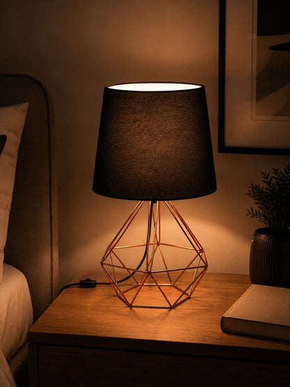 Abajur aramado aceso projetando luz quente na parede do quarto - Vittara Decor