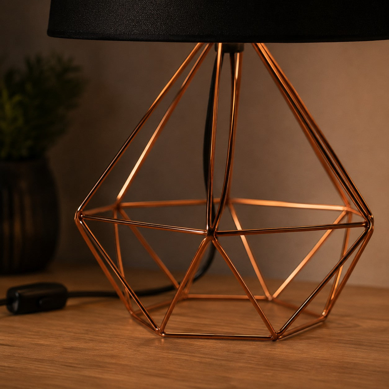 Detalhe da base aramada em formato diamante com acabamento cobre - Vittara Decor