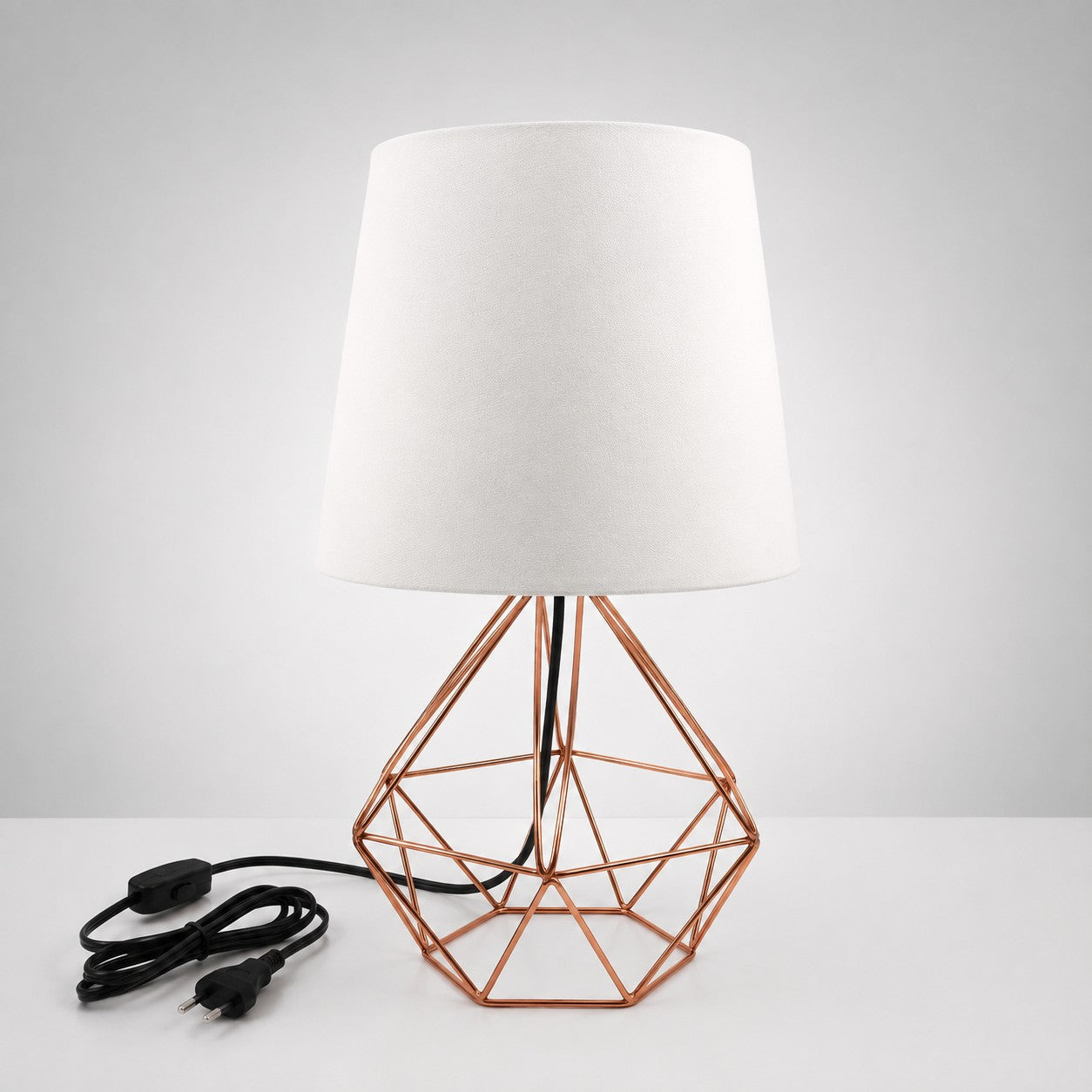 Abajur de mesa aramado diamante com cúpula branca e base cobre - Vittara Decor