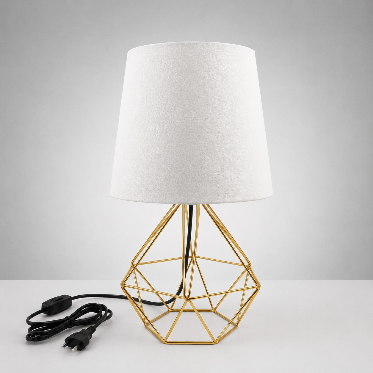 Abajur de mesa aramado com cúpula branca e base dourada - Vittara Decor
