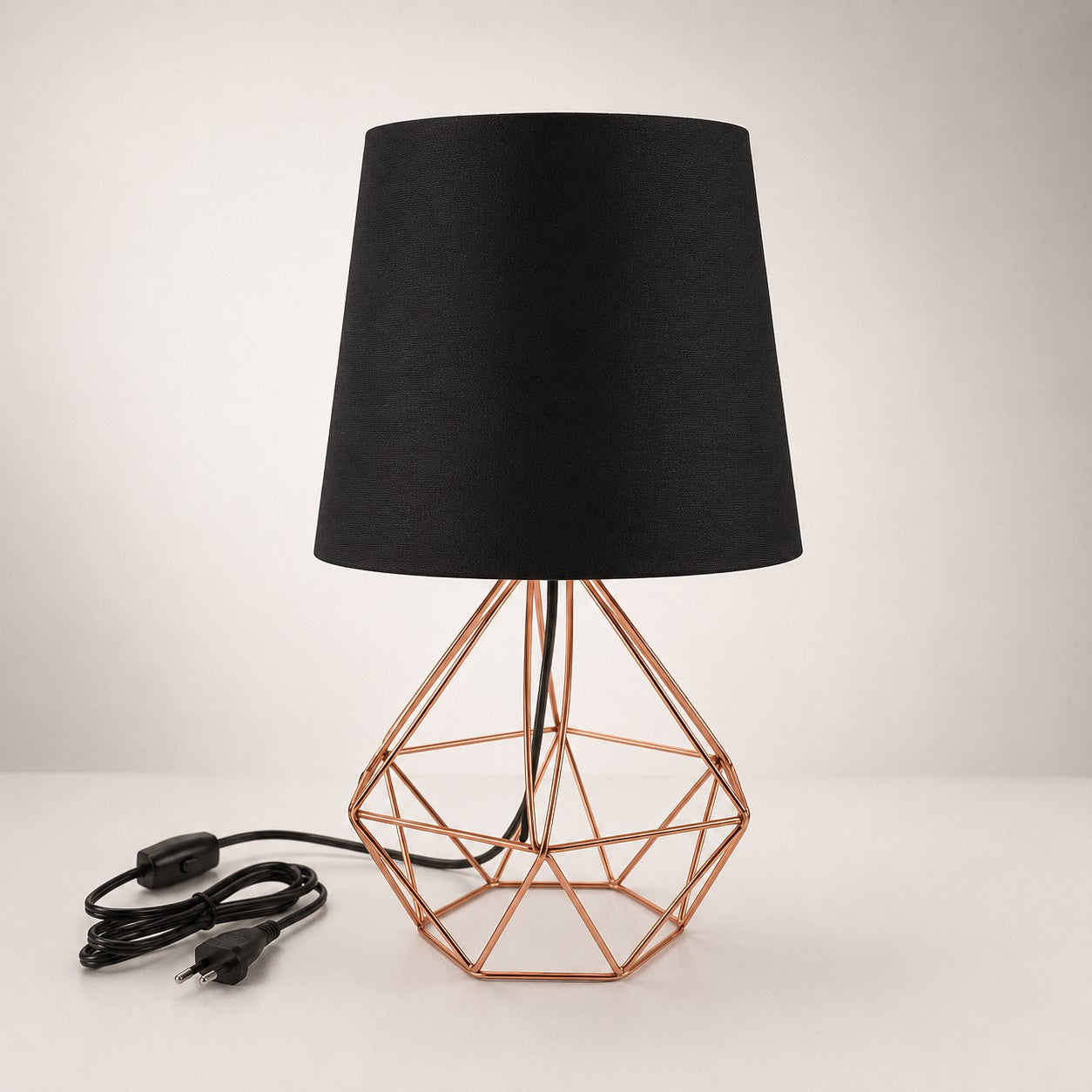 Abajur de mesa aramado diamante com cúpula preta e base cobre - Vittara Decor