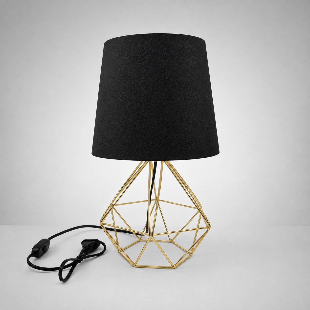 Abajur de mesa aramado com cúpula preta e base dourada - Vittara Decor