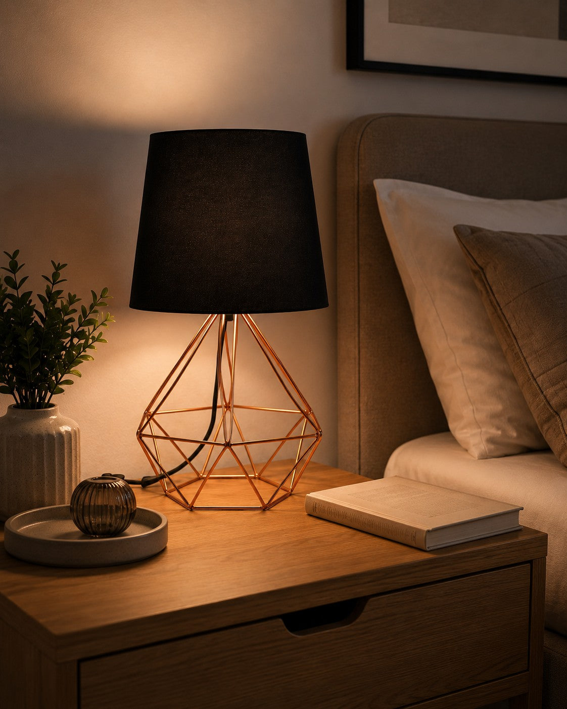 Abajur aramado aceso na cabeceira do quarto com luz quente - Vittara Decor