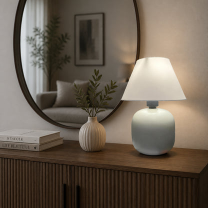 Abajur de Mesa em Cerâmica e Tecido Bivolt sobre aparador de sala com espelho oval ao fundo - Vittara Decor