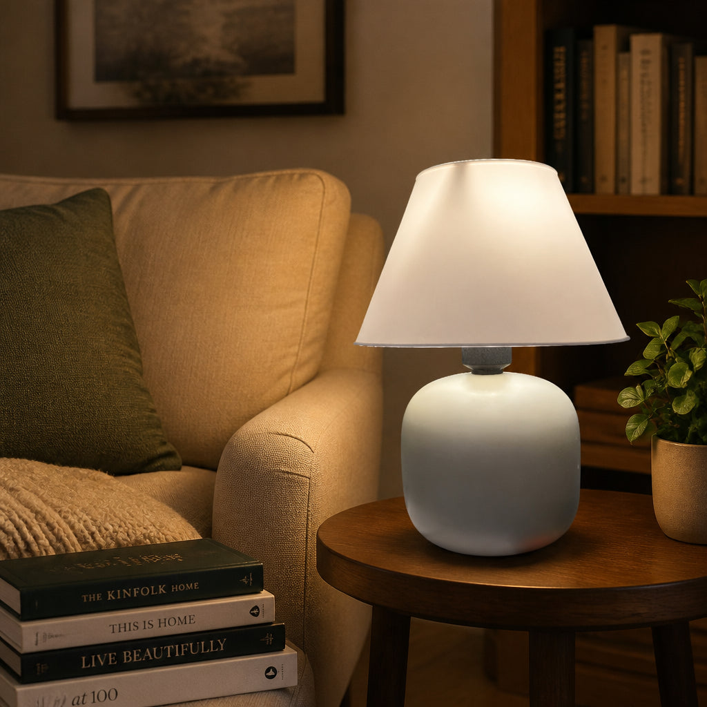 Abajur de Mesa em Cerâmica e Tecido Bivolt em cantinho de leitura com poltrona bege e livros - Vittara Decor