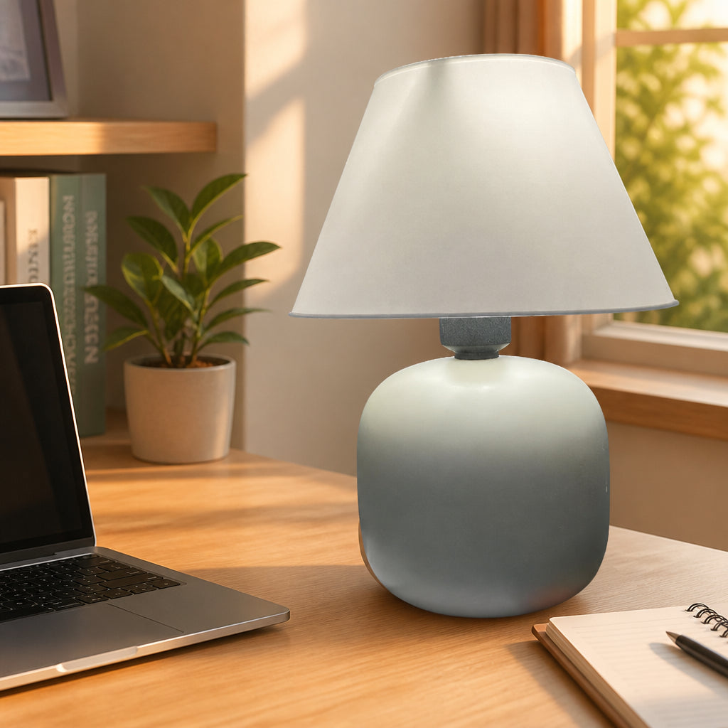 Abajur de Mesa em Cerâmica e Tecido Bivolt em home office sobre escrivaninha de madeira com notebook - Vittara Decor