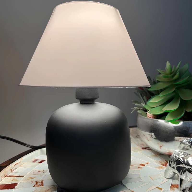 Abajur de Mesa em Cerâmica e Tecido Bivolt na cor Preto Fosco em mesa com suculenta - Vittara Decor