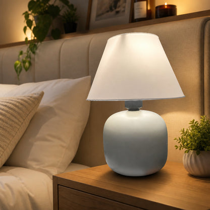 Abajur de Mesa em Cerâmica e Tecido Bivolt em quarto aconchegante com cabeceira bege sobre criado-mudo - Vittara Decor