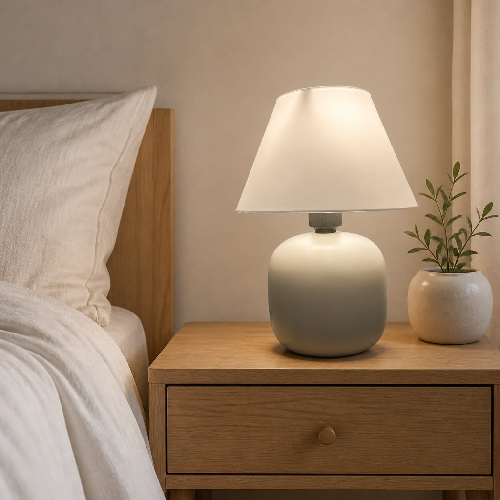 Abajur de Mesa em Cerâmica e Tecido Bivolt em quarto escandinavo sobre criado-mudo de madeira - Vittara Decor