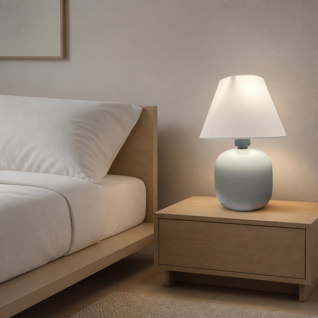Abajur de Mesa em Cerâmica e Tecido Bivolt em quarto minimalista com cama de casal e lençóis brancos - Vittara Decor