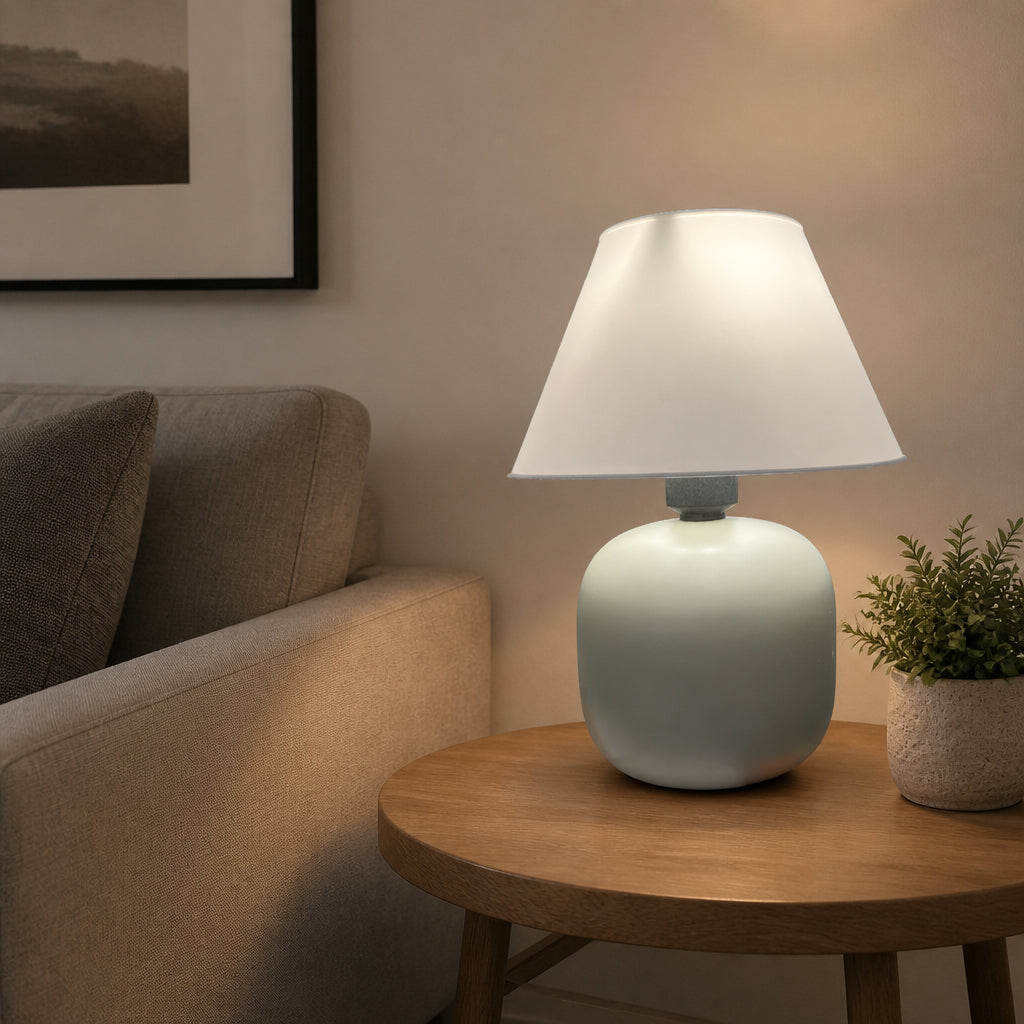 Abajur de Mesa em Cerâmica e Tecido Bivolt em sala de estar com sofá cinza sobre mesa lateral de madeira - Vittara Decor