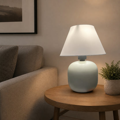Abajur de Mesa em Cerâmica e Tecido Bivolt em sala de estar com sofá cinza sobre mesa lateral de madeira - Vittara Decor