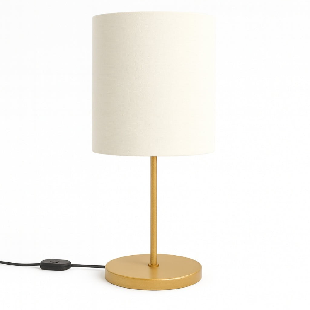 Abajur de mesa com base dourada e cúpula cilíndrica de tecido bege - Vittara Decor