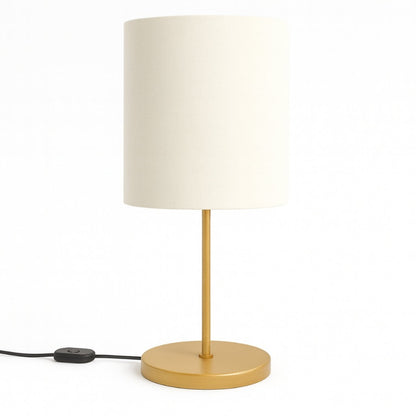 Abajur de mesa com base dourada e cúpula cilíndrica de tecido bege - Vittara Decor