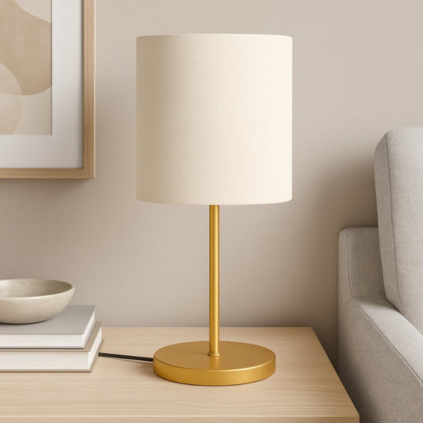 Abajur de mesa dourado com cúpula cilíndrica de tecido na sala - Vittara Decor