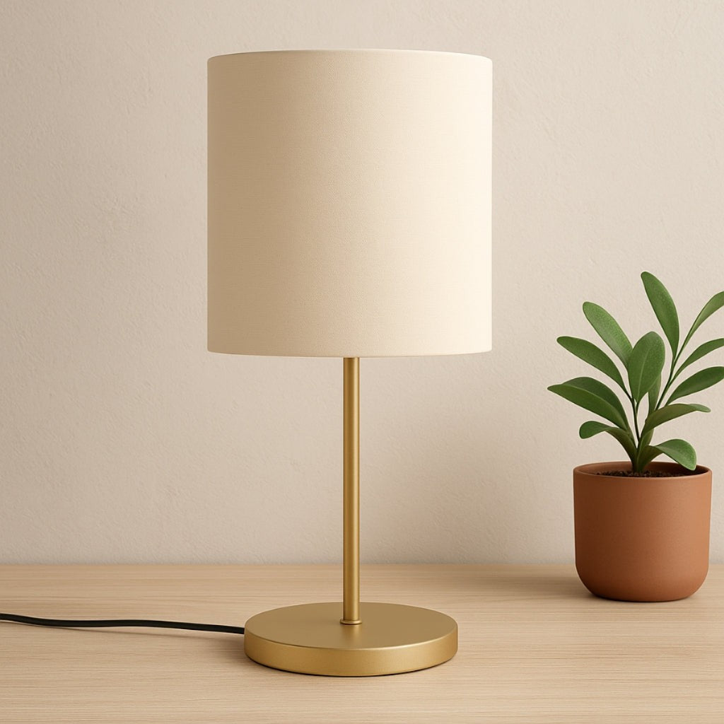Abajur de mesa dourado com cúpula de tecido bege e vaso de planta - Vittara Decor