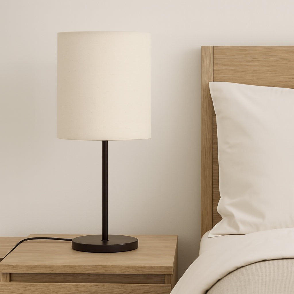 Abajur de mesa preto com cúpula cilíndrica no criado-mudo - Vittara Decor