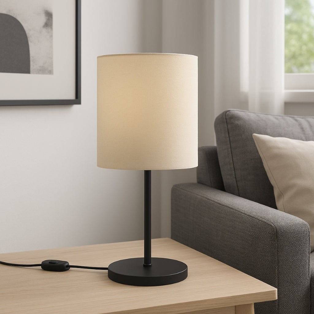 Abajur de mesa preto com cúpula de tecido ao lado do sofá - Vittara Decor