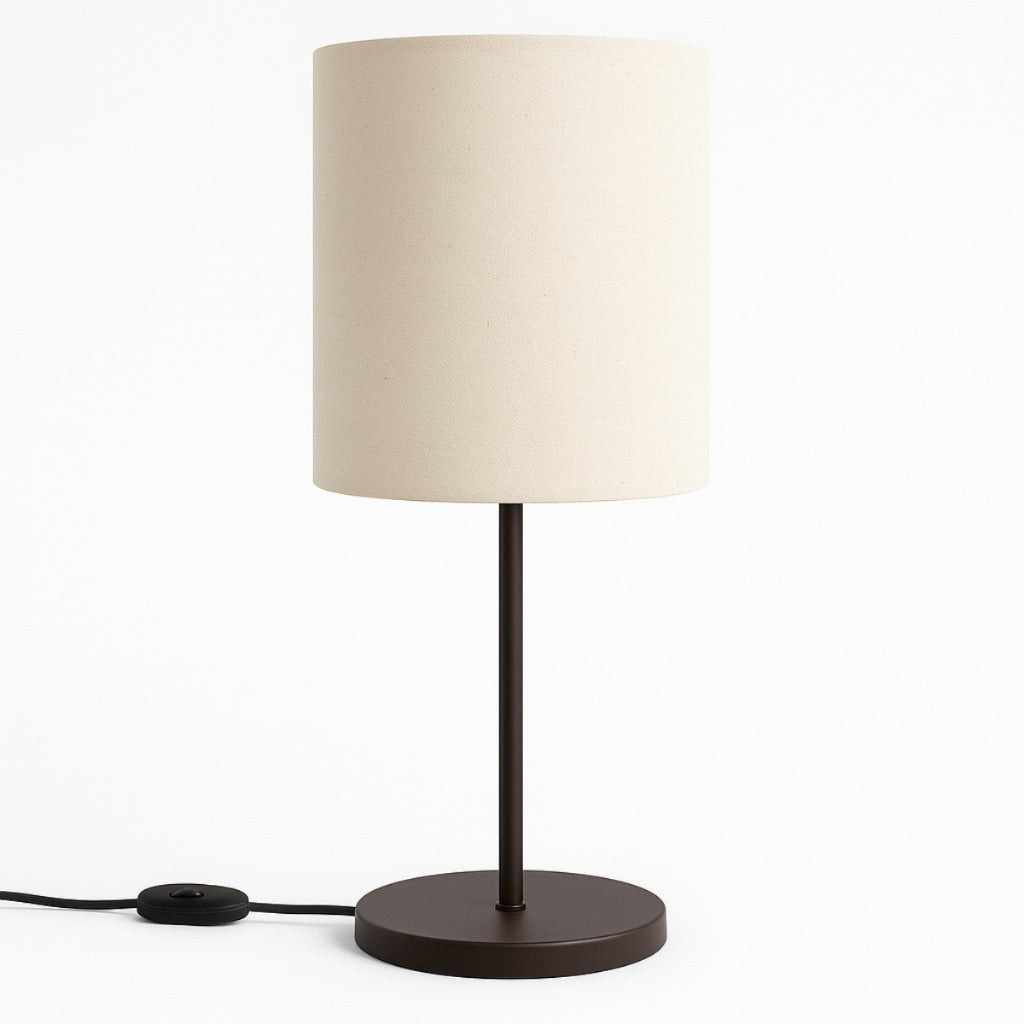 Abajur de mesa com base tabaco e cúpula cilíndrica de tecido bege - Vittara Decor