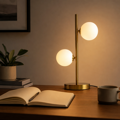 Abajur de mesa dourado com globos de vidro sobre escrivaninha de madeira - Vittara Decor
