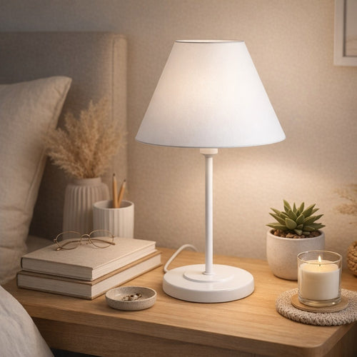 Abajur de mesa de ferro branco aceso no criado-mudo do quarto - Vittara Decor