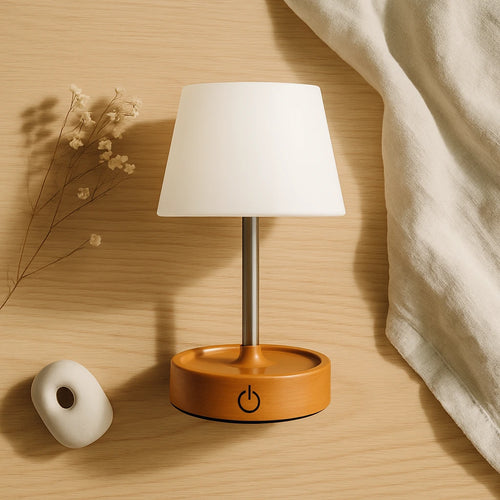 Flat lay nórdico com Abajur de Mesa LED Recarregável e props decorativos - Vittara Decor