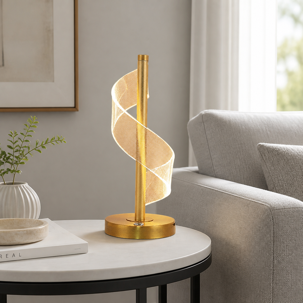 Abajur de mesa touch LED dourado na mesa lateral ao lado do sofá claro - Vittara Decor