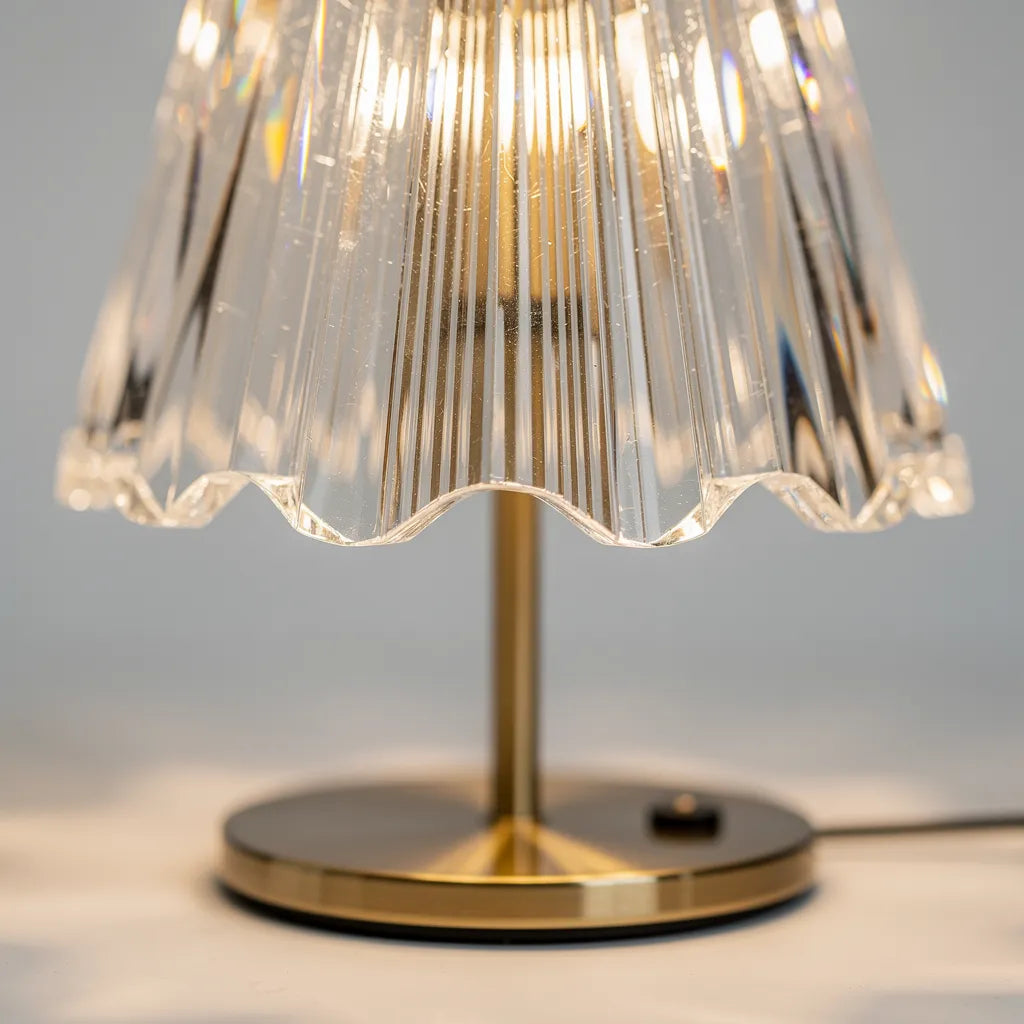 Detalhe da cúpula de cristal pregueada do abajur portátil — Vittara Decor