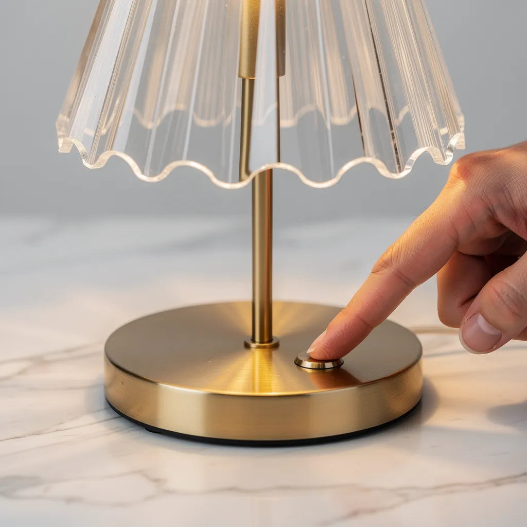 Detalhe do sensor touch na base dourada do abajur portátil de cristal — Vittara Decor