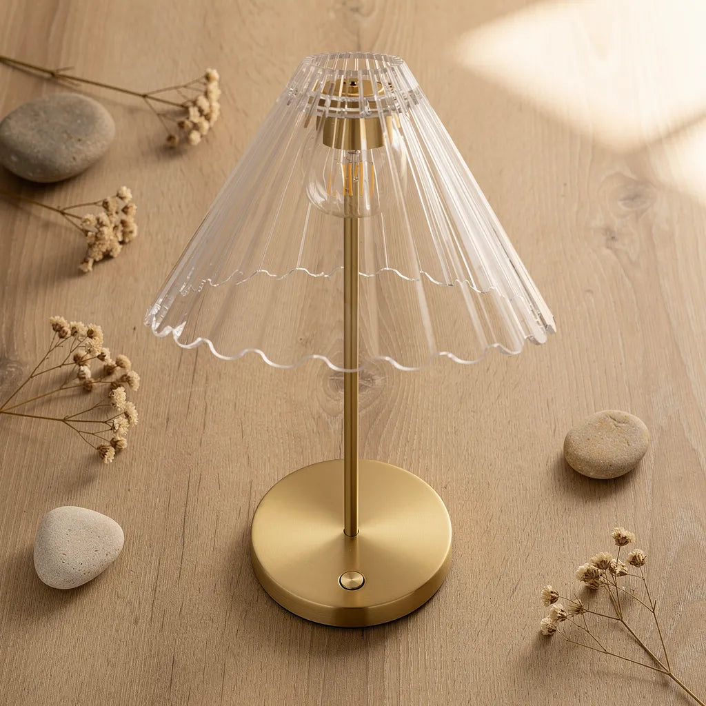 Flat lay nórdico com abajur portátil de cristal e props decorativos — Vittara Decor