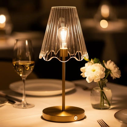 Abajur portátil de cristal em mesa de jantar elegante com vinho e flores — Vittara Decor