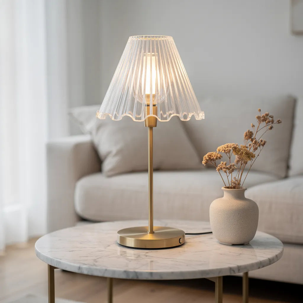 Abajur portátil de cristal em sala de estar nórdica — Vittara Decor