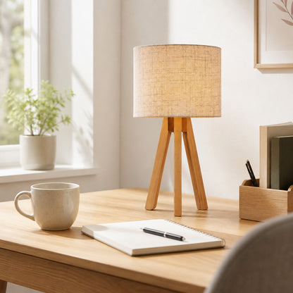 Abajur Tripé de Madeira com Cúpula de Linho em home office sobre escrivaninha de madeira - Vittara Decor