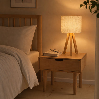 Abajur Tripé de Madeira com Cúpula de Linho em quarto escandinavo sobre criado-mudo - Vittara Decor