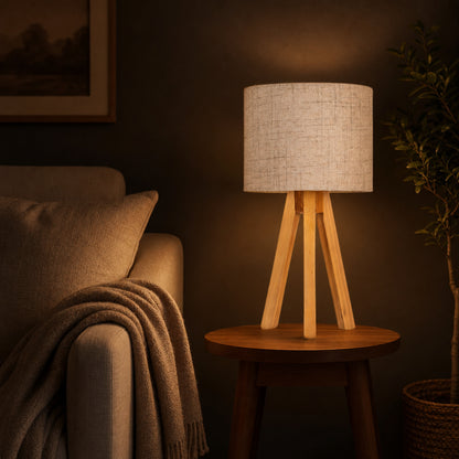 Abajur Tripé de Madeira com Cúpula de Linho em sala de estar noturna sobre mesa lateral - Vittara Decor
