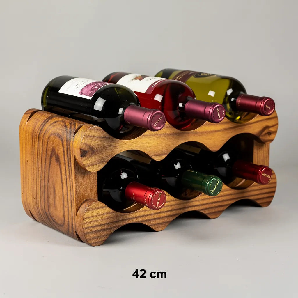 Detalhe do encaixe ondulado da adega de madeira acácia segurando garrafas de vinho — Vittara Decor