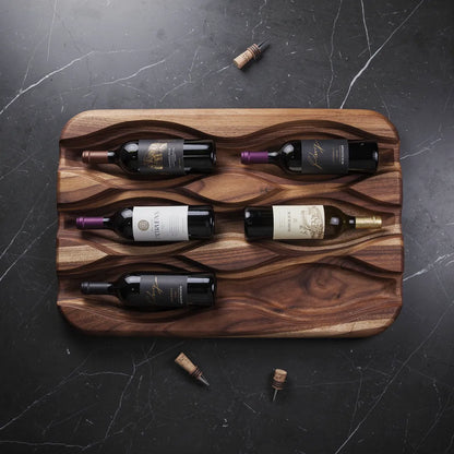 Flat lay aéreo adega de madeira acácia 8 garrafas em superfície de mármore escuro — Vittara Decor