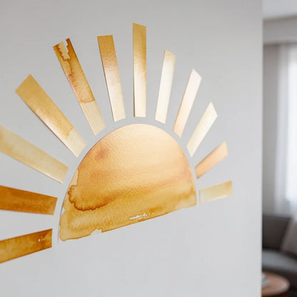 Detalhe da textura aquarela dourada do adesivo de parede boho sol grande — Vittara Decor