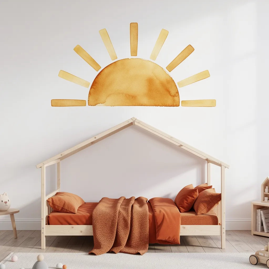 Adesivo boho sol grande dourado acima de cama casinha em quarto infantil nórdico — Vittara Decor