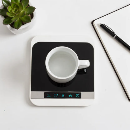 Flat lay aereo aquecedor de canecas USB em mesa branca com caneca notebook e planta — Vittara Decor