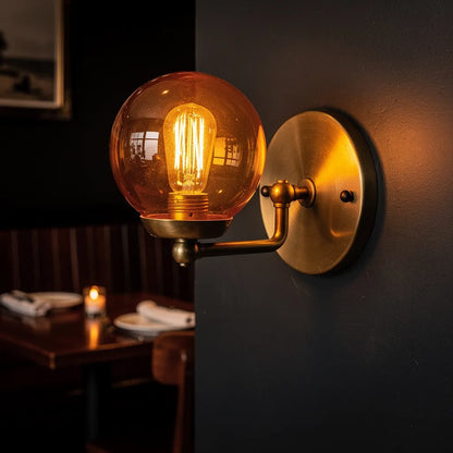 Arandela colonial globo ambar em restaurante bistro romantico — Vittara Decor