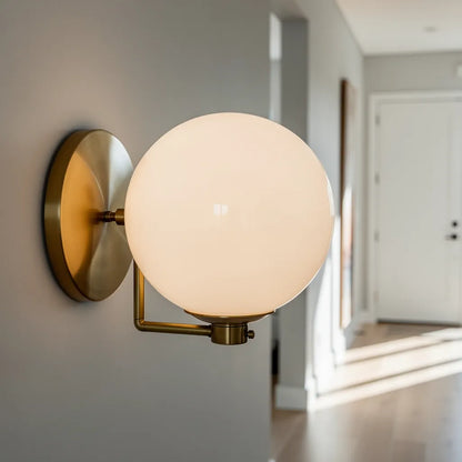 Arandela colonial globo branco em corredor de entrada moderno — Vittara Decor