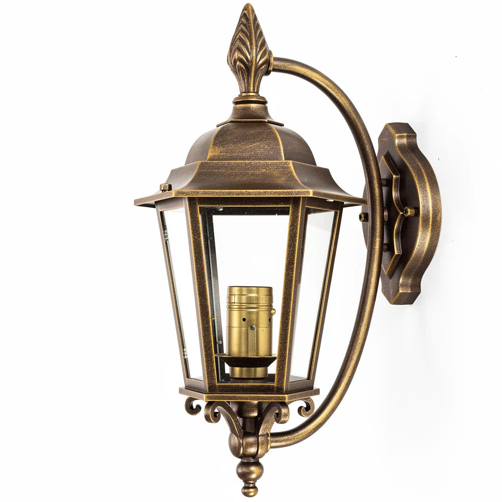 Detalhe da patina bronze com dourado e ornamentos da arandela colonial classica — Vittara Decor